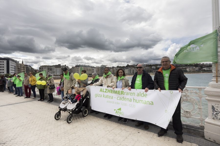 El Paseo de la Concha acoge una cadena solidaria en favor de la lucha contra el Alzheimer. 