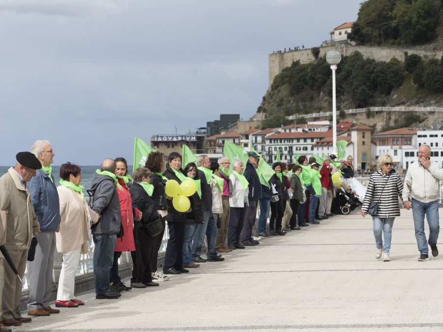 El Paseo de la Concha acoge una cadena solidaria en favor de la lucha contra el Alzheimer. 