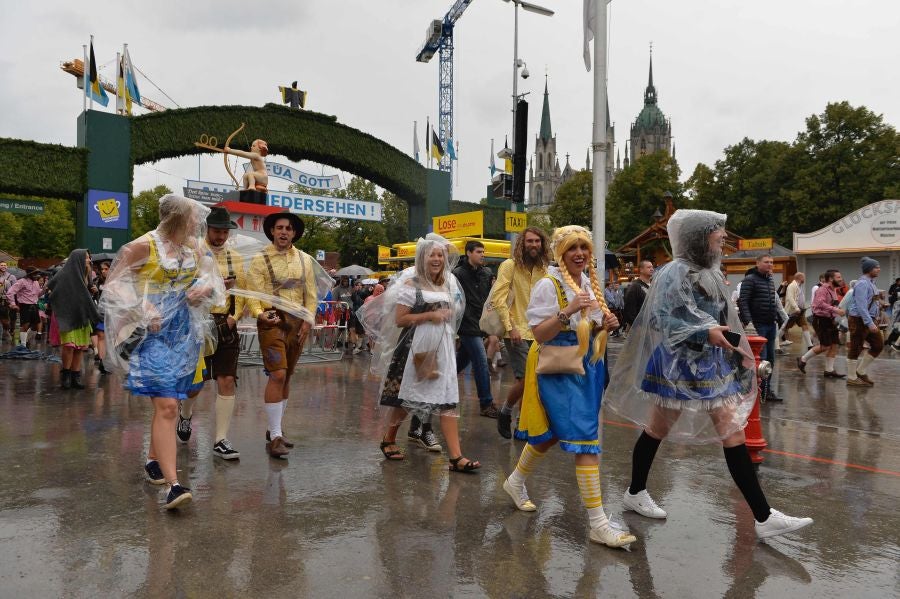 Munich abre las puertas del 'Oktoberfest', el festival de la cerveza que se celebra anualmente en la ciudad alemana. Como en otras ocasiones, el alcalde de la ciudad es el encargado de inaugurar el festival abriendo el primer barril de cerveza del día. Cientos de asistentes muestran su fidelidad al evento y acuden, aunque el tiempo no acompañe, al festival.