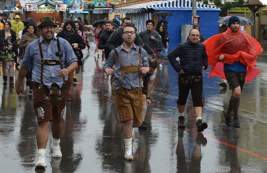 Munich abre las puertas del 'Oktoberfest', el festival de la cerveza que se celebra anualmente en la ciudad alemana. Como en otras ocasiones, el alcalde de la ciudad es el encargado de inaugurar el festival abriendo el primer barril de cerveza del día. Cientos de asistentes muestran su fidelidad al evento y acuden, aunque el tiempo no acompañe, al festival.