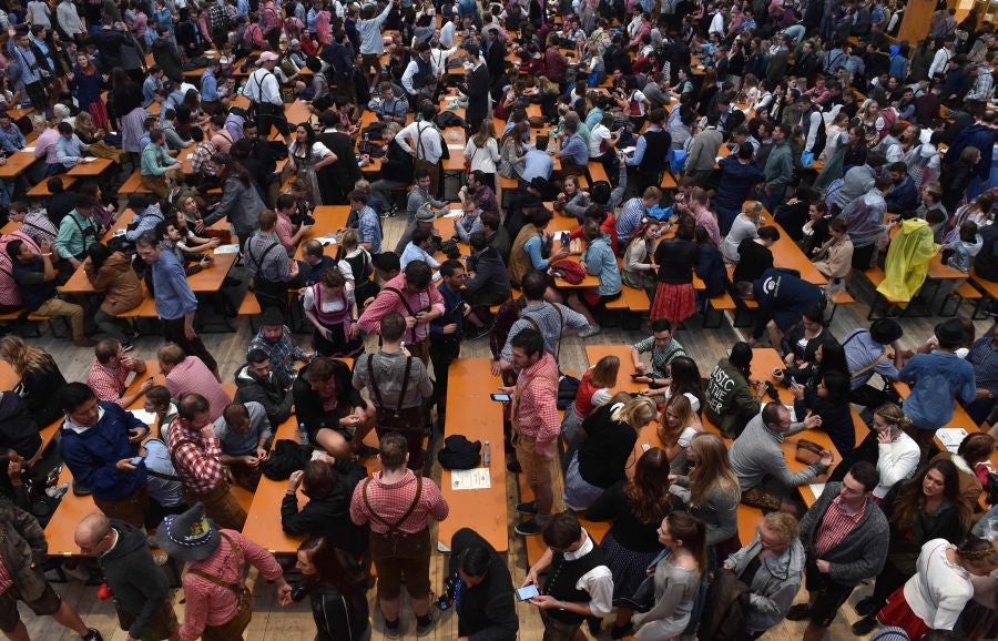 Munich abre las puertas del 'Oktoberfest', el festival de la cerveza que se celebra anualmente en la ciudad alemana. Como en otras ocasiones, el alcalde de la ciudad es el encargado de inaugurar el festival abriendo el primer barril de cerveza del día. Cientos de asistentes muestran su fidelidad al evento y acuden, aunque el tiempo no acompañe, al festival.