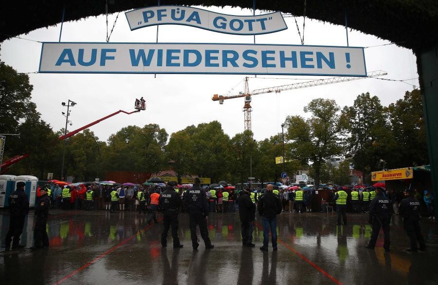 Munich abre las puertas del 'Oktoberfest', el festival de la cerveza que se celebra anualmente en la ciudad alemana. Como en otras ocasiones, el alcalde de la ciudad es el encargado de inaugurar el festival abriendo el primer barril de cerveza del día. Cientos de asistentes muestran su fidelidad al evento y acuden, aunque el tiempo no acompañe, al festival.