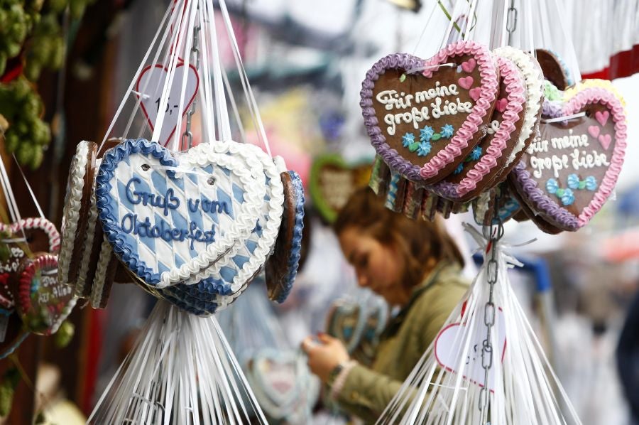 Munich abre las puertas del 'Oktoberfest', el festival de la cerveza que se celebra anualmente en la ciudad alemana. Como en otras ocasiones, el alcalde de la ciudad es el encargado de inaugurar el festival abriendo el primer barril de cerveza del día. Cientos de asistentes muestran su fidelidad al evento y acuden, aunque el tiempo no acompañe, al festival.