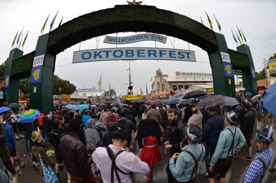 Munich abre las puertas del 'Oktoberfest', el festival de la cerveza que se celebra anualmente en la ciudad alemana. Como en otras ocasiones, el alcalde de la ciudad es el encargado de inaugurar el festival abriendo el primer barril de cerveza del día. Cientos de asistentes muestran su fidelidad al evento y acuden, aunque el tiempo no acompañe, al festival.