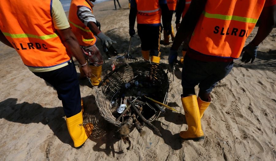 En Manila, Filipinas, se celebra, cada tercer sábado de septiembre, el Día Internacional de la limpieza de las costas. En esta ocasión más de 100 países de todo el mundo se han unido a la celebración y limpian las costas bajo el lema 'El poder unido de las personas puede luchar contra la basura del océano'. 