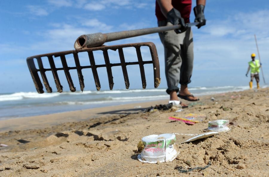 En Manila, Filipinas, se celebra, cada tercer sábado de septiembre, el Día Internacional de la limpieza de las costas. En esta ocasión más de 100 países de todo el mundo se han unido a la celebración y limpian las costas bajo el lema 'El poder unido de las personas puede luchar contra la basura del océano'. 