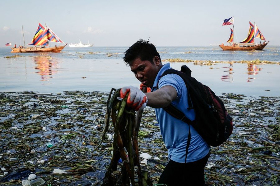 En Manila, Filipinas, se celebra, cada tercer sábado de septiembre, el Día Internacional de la limpieza de las costas. En esta ocasión más de 100 países de todo el mundo se han unido a la celebración y limpian las costas bajo el lema 'El poder unido de las personas puede luchar contra la basura del océano'. 
