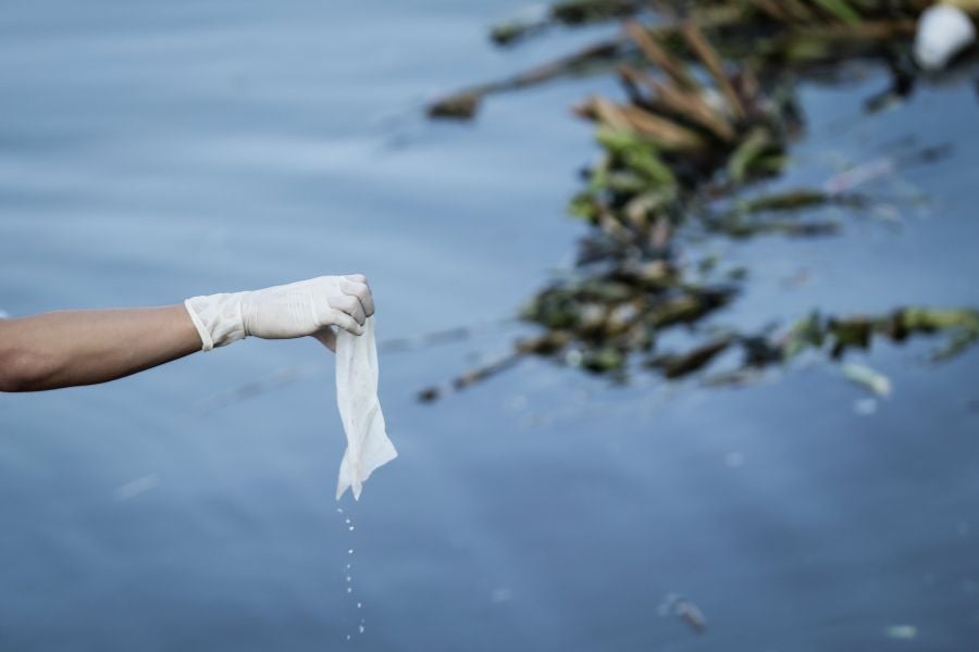 En Manila, Filipinas, se celebra, cada tercer sábado de septiembre, el Día Internacional de la limpieza de las costas. En esta ocasión más de 100 países de todo el mundo se han unido a la celebración y limpian las costas bajo el lema 'El poder unido de las personas puede luchar contra la basura del océano'. 