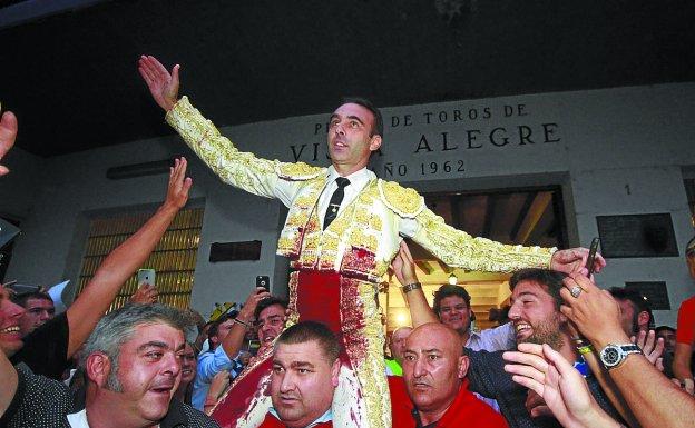 Enrique Ponce sale a hombros de la plaza de Vista Alegre de Bilbao.