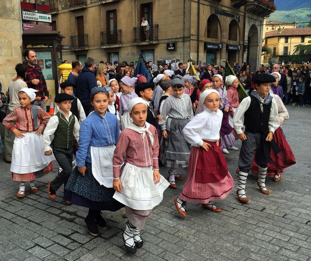 Preocupaba la inestabilidad meteorológica, pero al final la lluvia no aguó ayer la tamborrada infantil y 230 niños y niñas desfilaron su ilusión por las calles.