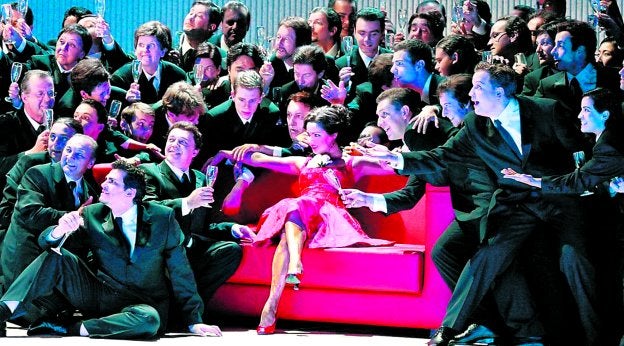 La soprano rusa Anna Netrebko, en un montaje de 'La Traviata' ofrecido en el Festival de Salzburgo, con dirección de escena de Willy Decker.