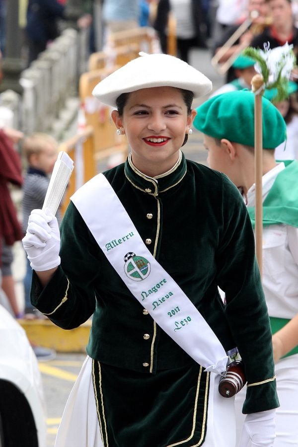 Lezo se ha despedido de las fiestas locales, los Santacruces, con un desfile de Iñudes y artzainas desde Lopene hasta el centro de la localidad. 