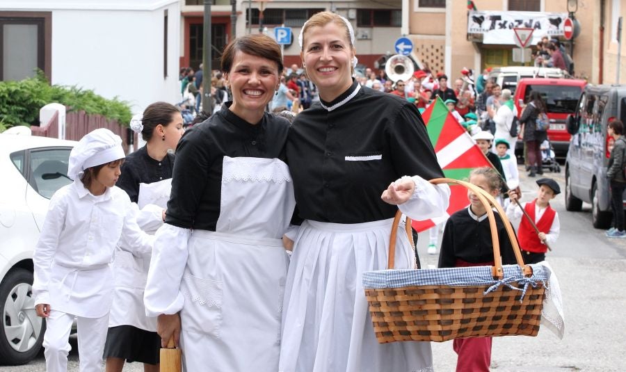 Lezo se ha despedido de las fiestas locales, los Santacruces, con un desfile de Iñudes y artzainas desde Lopene hasta el centro de la localidad. 