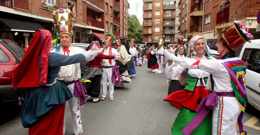 Lezo se ha despedido de las fiestas locales, los Santacruces, con un desfile de Iñudes y artzainas desde Lopene hasta el centro de la localidad. 