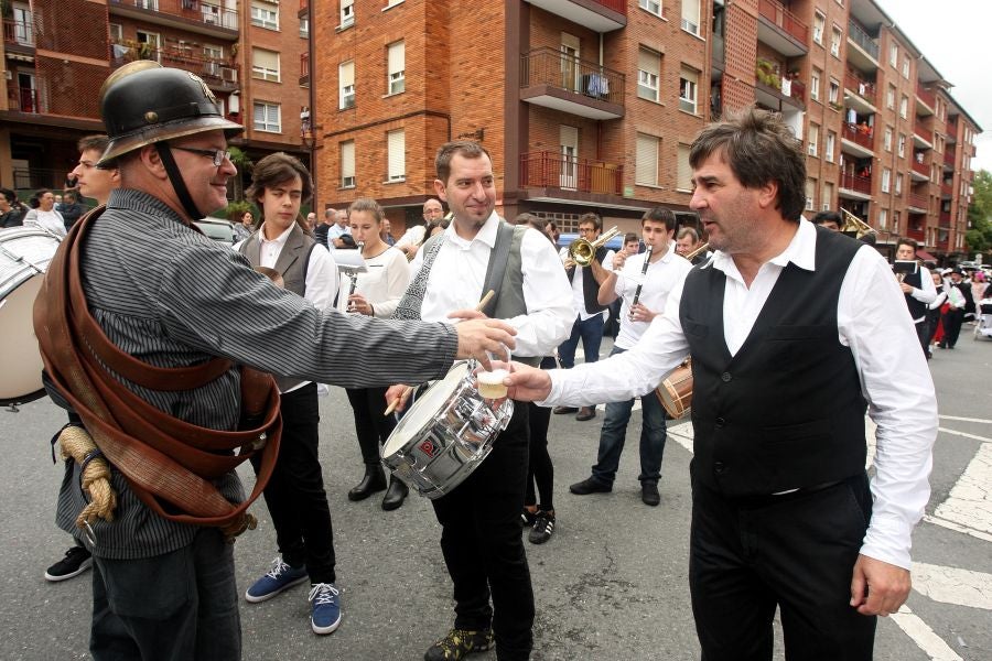 Lezo se ha despedido de las fiestas locales, los Santacruces, con un desfile de Iñudes y artzainas desde Lopene hasta el centro de la localidad. 