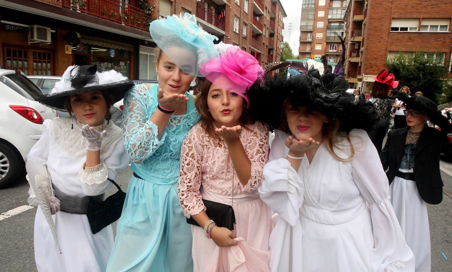 Lezo se ha despedido de las fiestas locales, los Santacruces, con un desfile de Iñudes y artzainas desde Lopene hasta el centro de la localidad. 