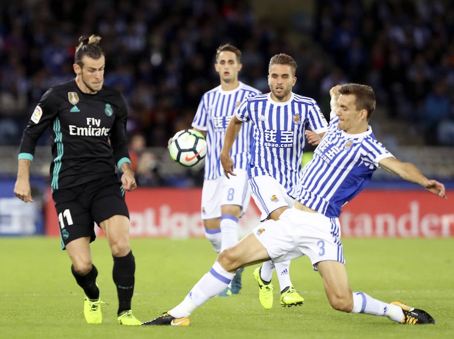 Duelo de emoción en Anoeta durante el partido entre la Real Sociedad y el Real Madrid
