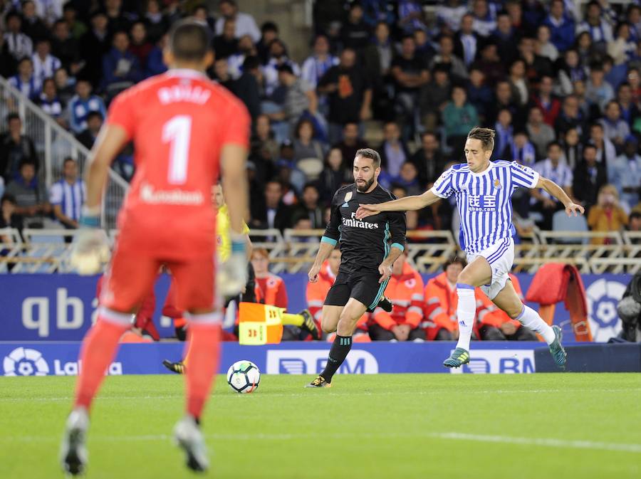 Duelo de emoción en Anoeta durante el partido entre la Real Sociedad y el Real Madrid