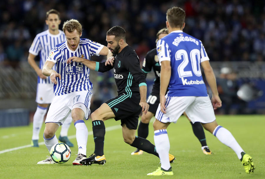 Duelo de emoción en Anoeta durante el partido entre la Real Sociedad y el Real Madrid