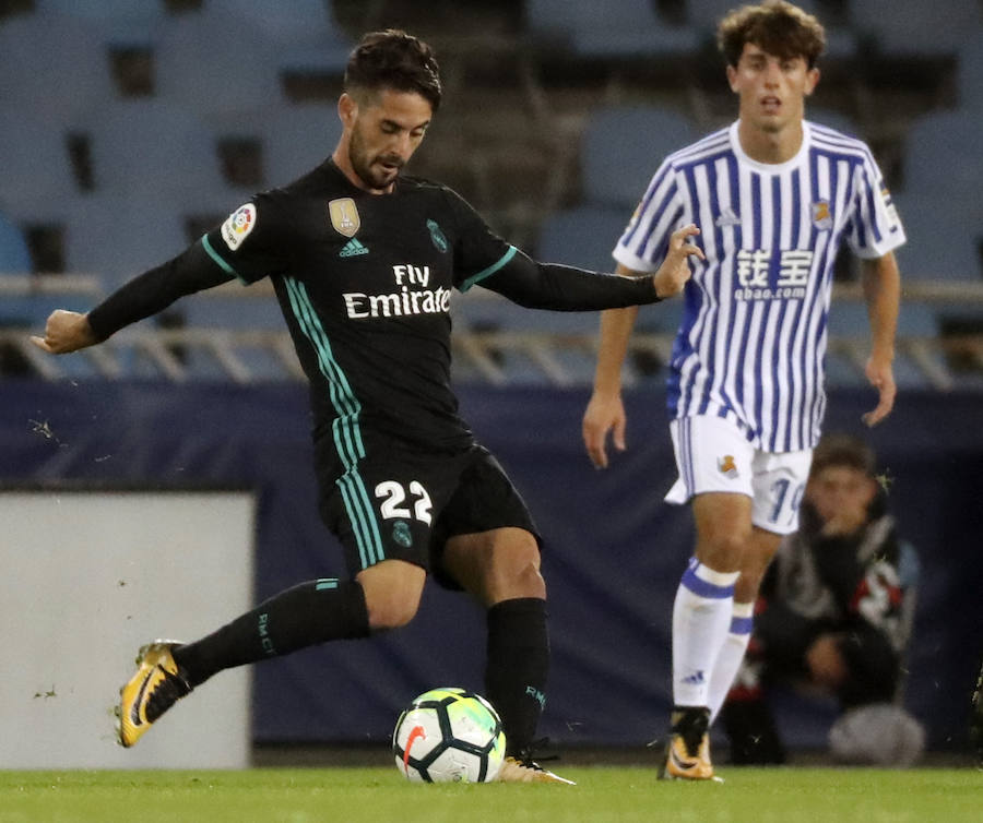 Duelo de emoción en Anoeta durante el partido entre la Real Sociedad y el Real Madrid