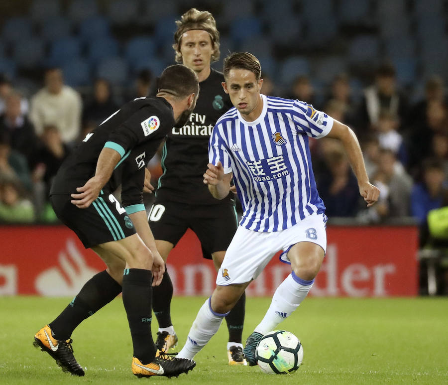 Duelo de emoción en Anoeta durante el partido entre la Real Sociedad y el Real Madrid