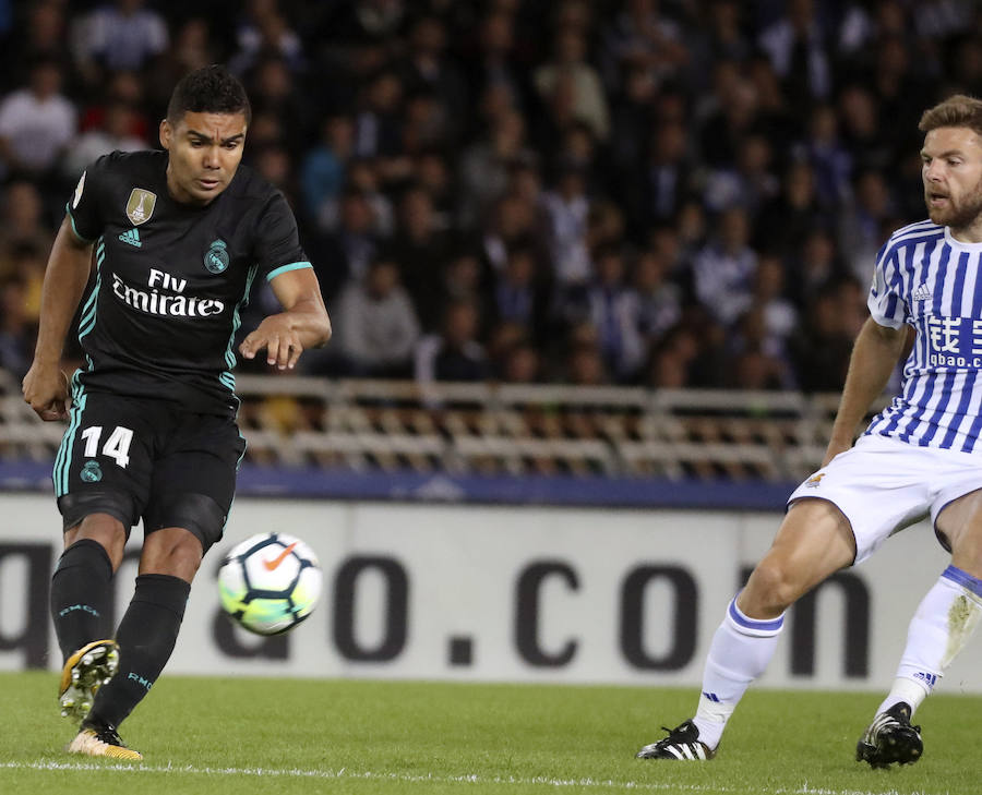 Duelo de emoción en Anoeta durante el partido entre la Real Sociedad y el Real Madrid