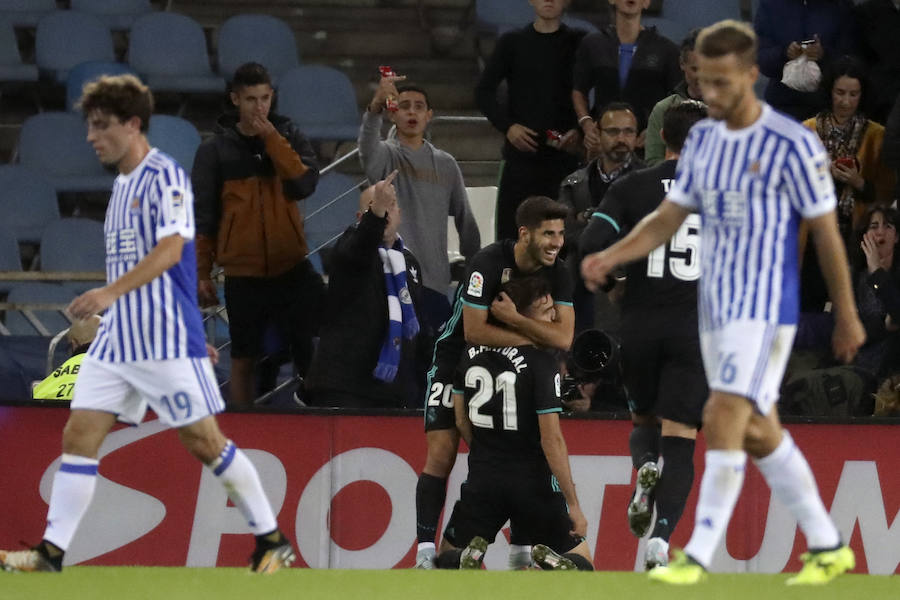 Duelo de emoción en Anoeta durante el partido entre la Real Sociedad y el Real Madrid