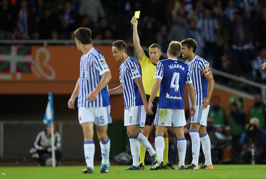 Duelo de emoción en Anoeta durante el partido entre la Real Sociedad y el Real Madrid