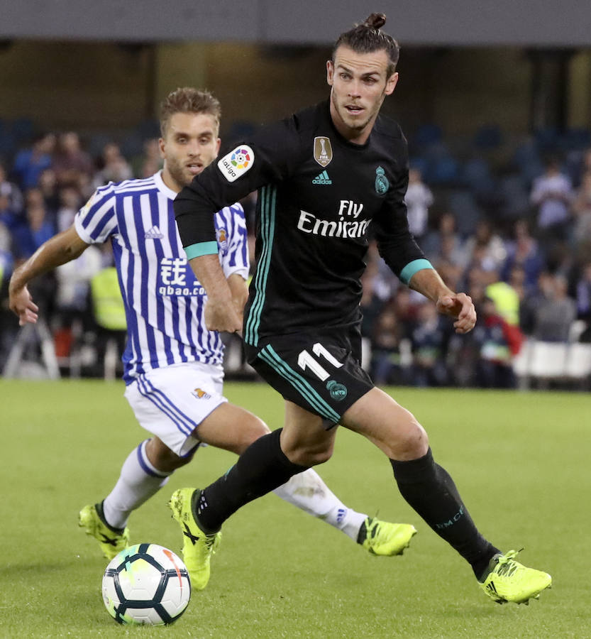 Duelo de emoción en Anoeta durante el partido entre la Real Sociedad y el Real Madrid