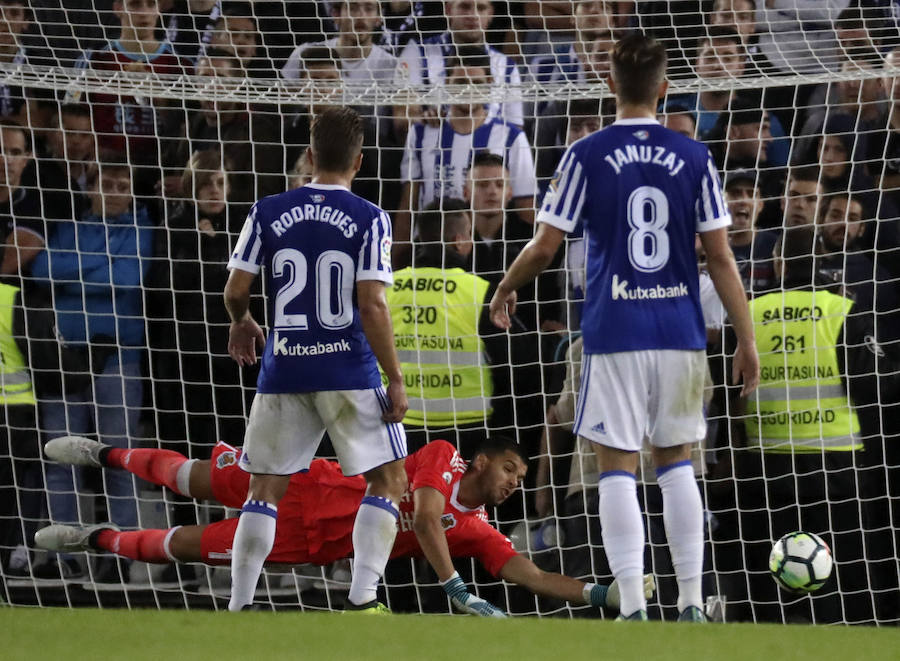 Duelo de emoción en Anoeta durante el partido entre la Real Sociedad y el Real Madrid