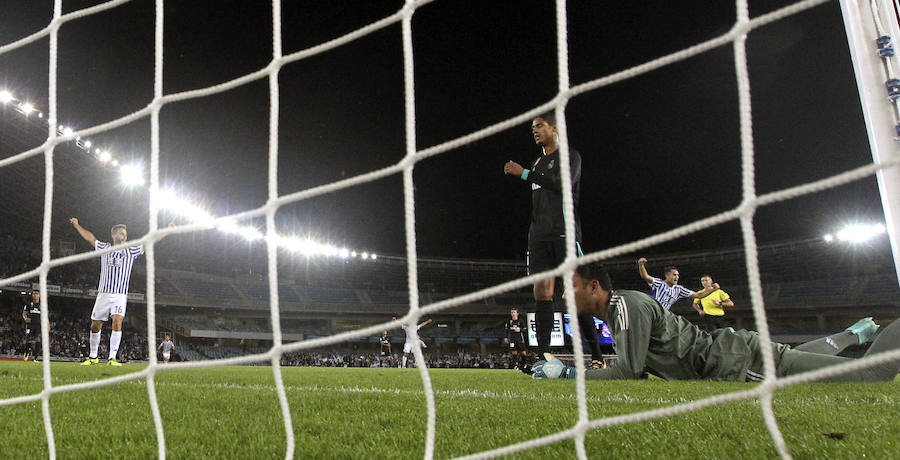 Duelo de emoción en Anoeta durante el partido entre la Real Sociedad y el Real Madrid
