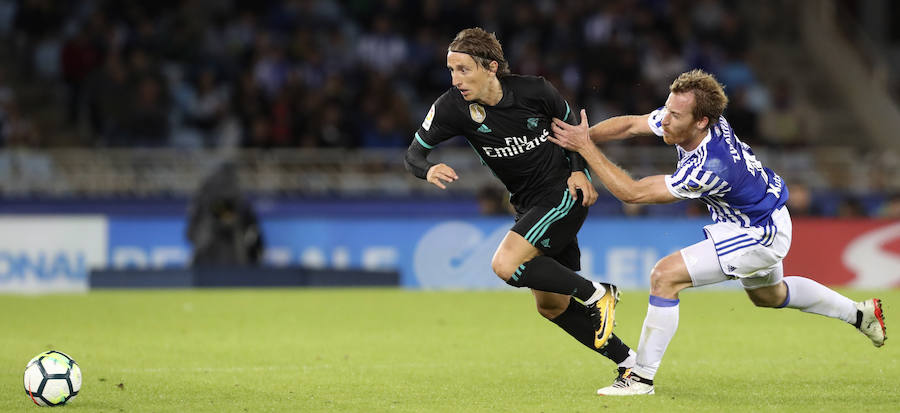 Duelo de emoción en Anoeta durante el partido entre la Real Sociedad y el Real Madrid