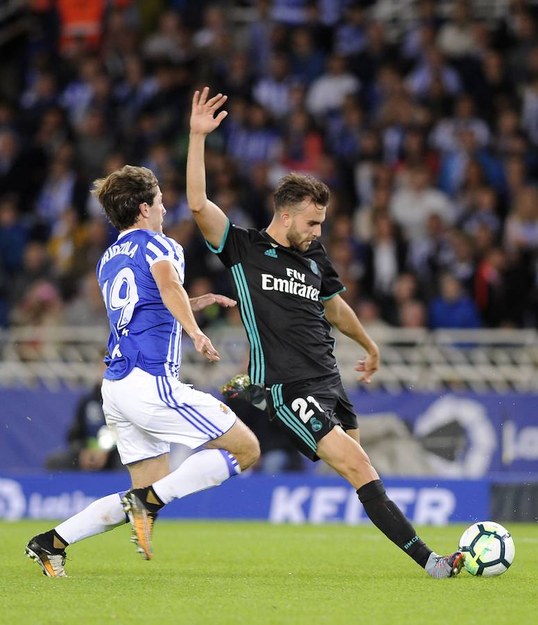 Duelo de emoción en Anoeta durante el partido entre la Real Sociedad y el Real Madrid