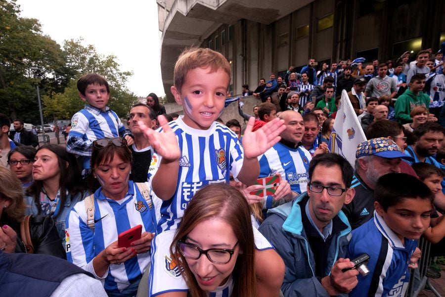 La Real está dispuesta a conseguir que Anoeta se convierta en una caldera en plena ebullición desde horas antes del inicio de cada encuentro. Desde primera hora de la mañana los más pequeños han disfrutado de torneos infantiles, de talleres y de música en directo en los aldeaños de Anoeta. Todo para que los aficionados pasen una noche inolvidable. Más tarde, aficionados de todas las edades han esperado a los jugadores a las puertas del estadio.