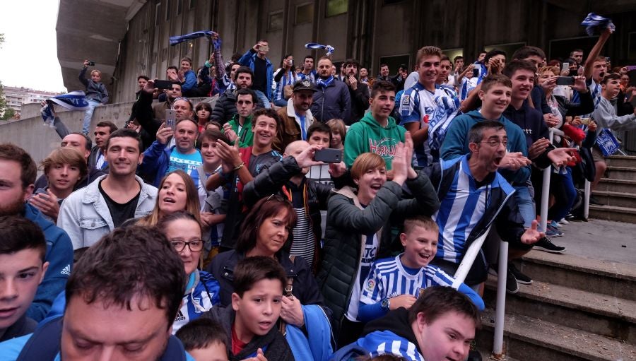 La Real está dispuesta a conseguir que Anoeta se convierta en una caldera en plena ebullición desde horas antes del inicio de cada encuentro. Desde primera hora de la mañana los más pequeños han disfrutado de torneos infantiles, de talleres y de música en directo en los aldeaños de Anoeta. Todo para que los aficionados pasen una noche inolvidable. Más tarde, aficionados de todas las edades han esperado a los jugadores a las puertas del estadio.