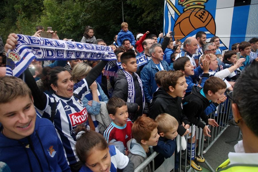 La Real está dispuesta a conseguir que Anoeta se convierta en una caldera en plena ebullición desde horas antes del inicio de cada encuentro. Desde primera hora de la mañana los más pequeños han disfrutado de torneos infantiles, de talleres y de música en directo en los aldeaños de Anoeta. Todo para que los aficionados pasen una noche inolvidable. Más tarde, aficionados de todas las edades han esperado a los jugadores a las puertas del estadio.