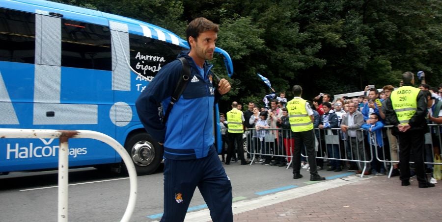 La Real está dispuesta a conseguir que Anoeta se convierta en una caldera en plena ebullición desde horas antes del inicio de cada encuentro. Desde primera hora de la mañana los más pequeños han disfrutado de torneos infantiles, de talleres y de música en directo en los aldeaños de Anoeta. Todo para que los aficionados pasen una noche inolvidable. Más tarde, aficionados de todas las edades han esperado a los jugadores a las puertas del estadio.