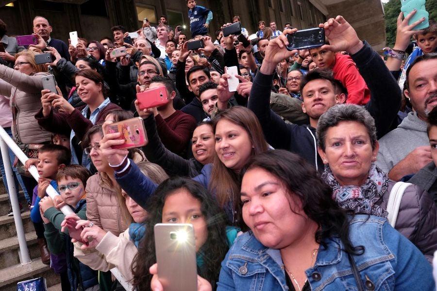La Real está dispuesta a conseguir que Anoeta se convierta en una caldera en plena ebullición desde horas antes del inicio de cada encuentro. Desde primera hora de la mañana los más pequeños han disfrutado de torneos infantiles, de talleres y de música en directo en los aldeaños de Anoeta. Todo para que los aficionados pasen una noche inolvidable. Más tarde, aficionados de todas las edades han esperado a los jugadores a las puertas del estadio.