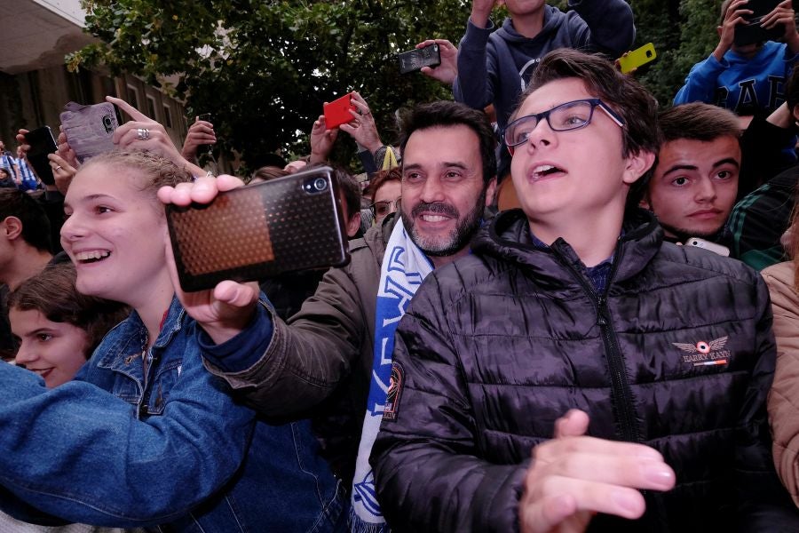 La Real está dispuesta a conseguir que Anoeta se convierta en una caldera en plena ebullición desde horas antes del inicio de cada encuentro. Desde primera hora de la mañana los más pequeños han disfrutado de torneos infantiles, de talleres y de música en directo en los aldeaños de Anoeta. Todo para que los aficionados pasen una noche inolvidable. Más tarde, aficionados de todas las edades han esperado a los jugadores a las puertas del estadio.