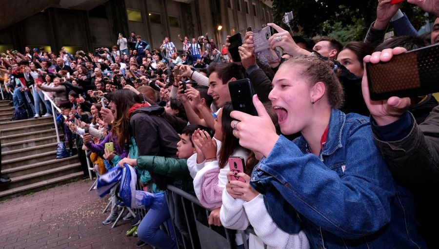La Real está dispuesta a conseguir que Anoeta se convierta en una caldera en plena ebullición desde horas antes del inicio de cada encuentro. Desde primera hora de la mañana los más pequeños han disfrutado de torneos infantiles, de talleres y de música en directo en los aldeaños de Anoeta. Todo para que los aficionados pasen una noche inolvidable. Más tarde, aficionados de todas las edades han esperado a los jugadores a las puertas del estadio.
