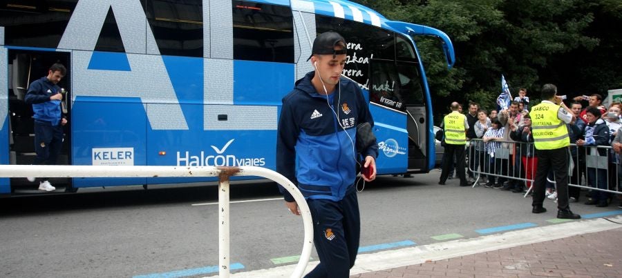 La Real está dispuesta a conseguir que Anoeta se convierta en una caldera en plena ebullición desde horas antes del inicio de cada encuentro. Desde primera hora de la mañana los más pequeños han disfrutado de torneos infantiles, de talleres y de música en directo en los aldeaños de Anoeta. Todo para que los aficionados pasen una noche inolvidable. Más tarde, aficionados de todas las edades han esperado a los jugadores a las puertas del estadio.