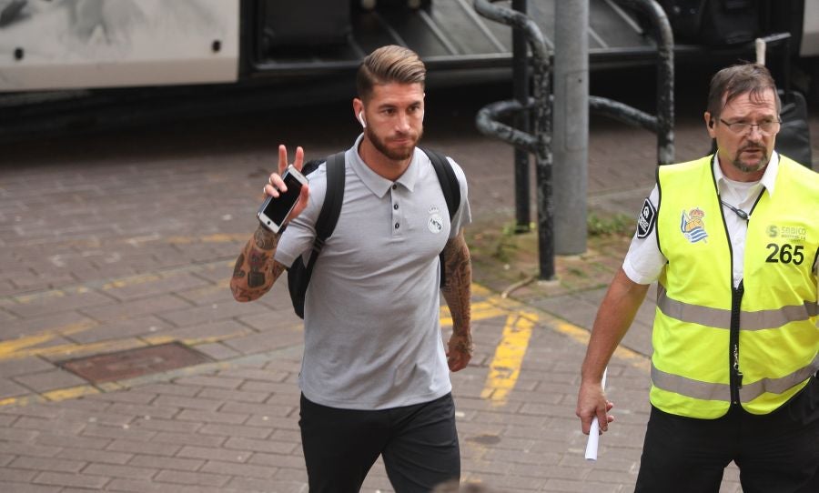 La Real está dispuesta a conseguir que Anoeta se convierta en una caldera en plena ebullición desde horas antes del inicio de cada encuentro. Desde primera hora de la mañana los más pequeños han disfrutado de torneos infantiles, de talleres y de música en directo en los aldeaños de Anoeta. Todo para que los aficionados pasen una noche inolvidable. Más tarde, aficionados de todas las edades han esperado a los jugadores a las puertas del estadio.