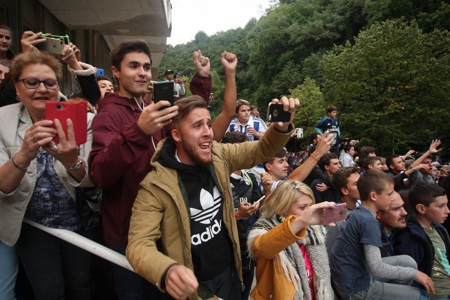 La Real está dispuesta a conseguir que Anoeta se convierta en una caldera en plena ebullición desde horas antes del inicio de cada encuentro. Desde primera hora de la mañana los más pequeños han disfrutado de torneos infantiles, de talleres y de música en directo en los aldeaños de Anoeta. Todo para que los aficionados pasen una noche inolvidable. Más tarde, aficionados de todas las edades han esperado a los jugadores a las puertas del estadio.