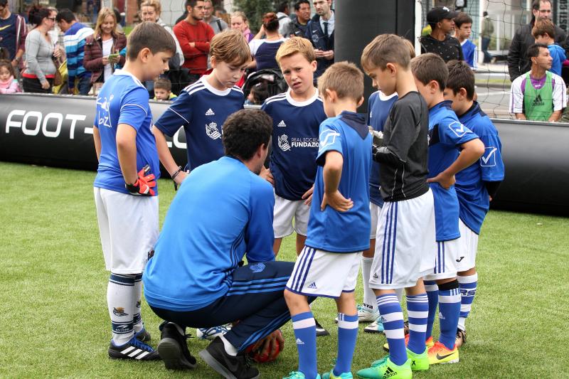 La Real está dispuesta a conseguir que Anoeta se convierta en una caldera en plena ebullición desde horas antes del inicio de cada encuentro. Desde primera hora de la mañana los más pequeños han disfrutado de torneos infantiles, de talleres y de música en directo en los aldeaños de Anoeta. Todo para que los aficionados pasen una noche inolvidable. 