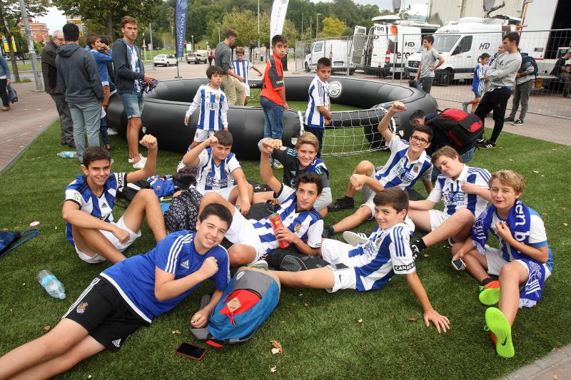 La Real está dispuesta a conseguir que Anoeta se convierta en una caldera en plena ebullición desde horas antes del inicio de cada encuentro. Desde primera hora de la mañana los más pequeños han disfrutado de torneos infantiles, de talleres y de música en directo en los aldeaños de Anoeta. Todo para que los aficionados pasen una noche inolvidable. 