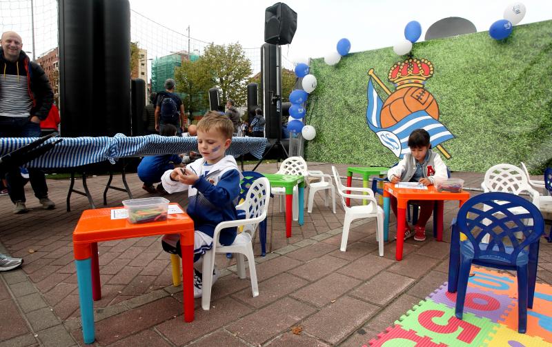 La Real está dispuesta a conseguir que Anoeta se convierta en una caldera en plena ebullición desde horas antes del inicio de cada encuentro. Desde primera hora de la mañana los más pequeños han disfrutado de torneos infantiles, de talleres y de música en directo en los aldeaños de Anoeta. Todo para que los aficionados pasen una noche inolvidable. 
