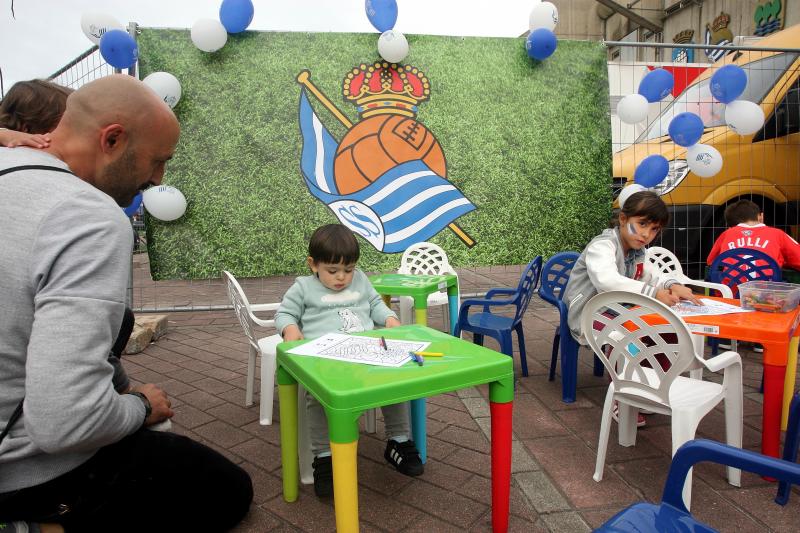 La Real está dispuesta a conseguir que Anoeta se convierta en una caldera en plena ebullición desde horas antes del inicio de cada encuentro. Desde primera hora de la mañana los más pequeños han disfrutado de torneos infantiles, de talleres y de música en directo en los aldeaños de Anoeta. Todo para que los aficionados pasen una noche inolvidable. 