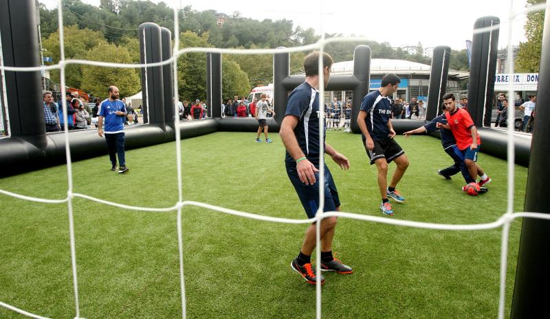 La Real está dispuesta a conseguir que Anoeta se convierta en una caldera en plena ebullición desde horas antes del inicio de cada encuentro. Desde primera hora de la mañana los más pequeños han disfrutado de torneos infantiles, de talleres y de música en directo en los aldeaños de Anoeta. Todo para que los aficionados pasen una noche inolvidable. 