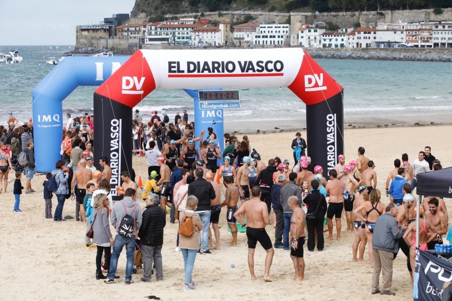 Se ha celebrado la quinta edición de 'Empresas que se mojan', una travesía a nado de un kilómetro que tiene lugar en la playa de la Concha.
