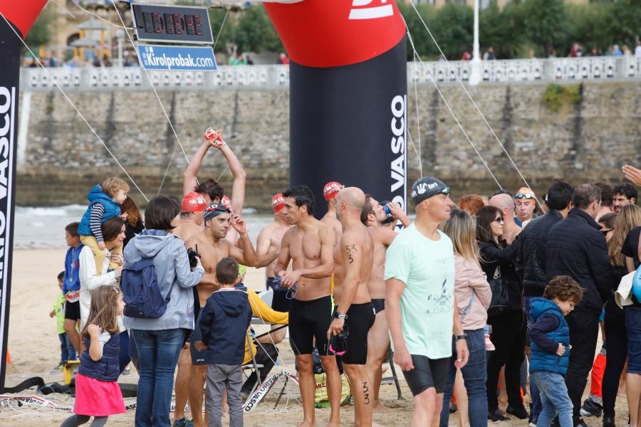 Se ha celebrado la quinta edición de 'Empresas que se mojan', una travesía a nado de un kilómetro que tiene lugar en la playa de la Concha.